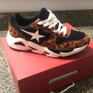 NIB - new in box never worn womens Nature Breeze leopard size 10 tennis shoe.